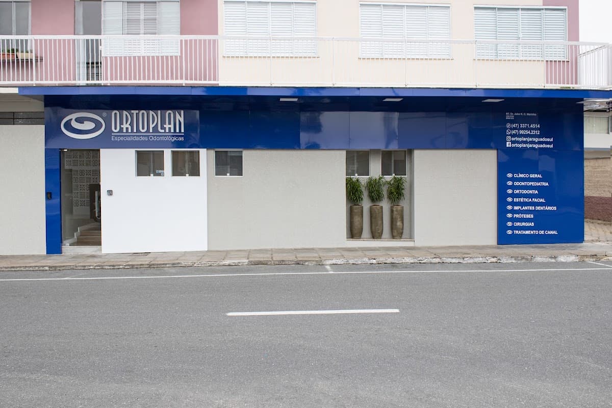 Paciente sorrindo após tratamento na Clínica Ortoplan